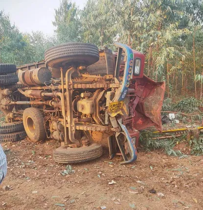 ଓଭରଟେକ୍ କରି କାରକୁ ଧକ୍କା ଦେଇ ରାସ୍ତା ପାର୍ଶ୍ବରେ ଓଲଟିଲା ଟିପର: କାରର ସମ୍ମୁଖ ଭାଗ ଚୁରମାର