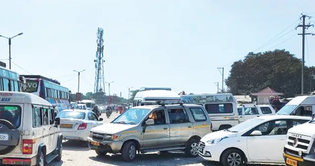 କୋଣାର୍କରେ ଟ୍ରାଫିକ୍‌ ପରିଚାଳନା ଢିଲା: ରାସ୍ତା କଡ଼ରେ ମାଳମାଳ ଗାଡ଼ି, ପାର୍କିଂ ପଡ଼ିଛି ଖାଲି