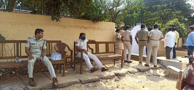 ଜୟନାରାୟଣଙ୍କ ଘର ଆଗରେ ଦୀପ ଜାଳିଲେ ମହିଳା