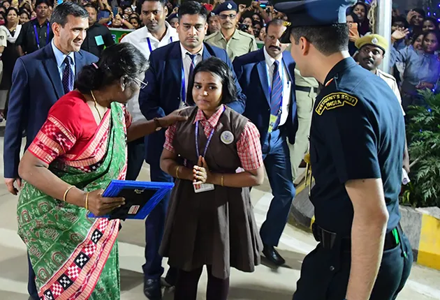 ଅଙ୍କିତାଙ୍କଠାରୁ ରାଷ୍ଟ୍ରପତି ଗ୍ରହଣ କଲେ ତୈଳଚିତ୍ର