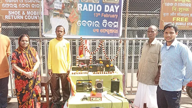 ନିଆରା ଢଙ୍ଗରେ ରେଡିଓ ଦିବସ: ରେଡିଓକୁ ପୂଜା କଲେ, ମିଠା ବାଣ୍ଟିଲେ