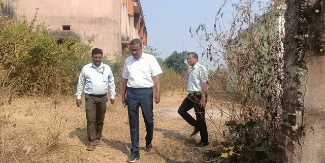 ଭୂତକୋଠି ପାଲଟିଥିବା ଛାତ୍ରୀନିବାସ ପରଦର୍ଶନ କଲେ ଜିଲ୍ଲାପାଳ, ଫାଟକରେ ତାଲା ପକାଇବାକୁ ନିର୍ଦ୍ଦେଶ