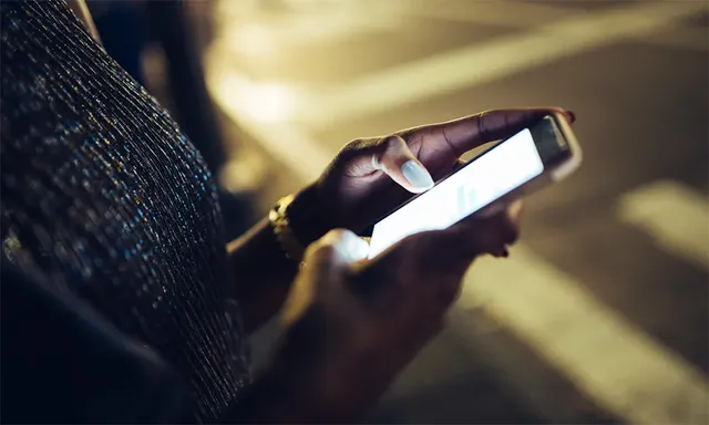 ମାତ୍ରାଧିକ ସ୍ମାର୍ଟଫୋନ୍ ବ୍ୟବହାର ଆଣିପାରେ ଦୃଷ୍ଟିହୀନତା