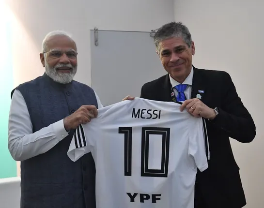 ଉପହାର ଆକାରରେ ପ୍ରଧାନମନ୍ତ୍ରୀ ମୋଦୀଙ୍କୁ ମିଳିଲା ମେସିଙ୍କ ଜର୍ସି