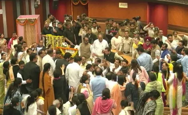 ରାତି ଅଧରେ ‘ଏମ୍‌ସିଡି ହାଉସ୍‌’ରେ ତୁମୁଳ କାଣ୍ଡ: ବୋତଲ ଫିଙ୍ଗାଫିଙ୍ଗି ହେଲେ ‘ବିଜେପି’ ଓ ‘ଆପ୍‌’ କାଉନ୍‌ସିଲର୍‌