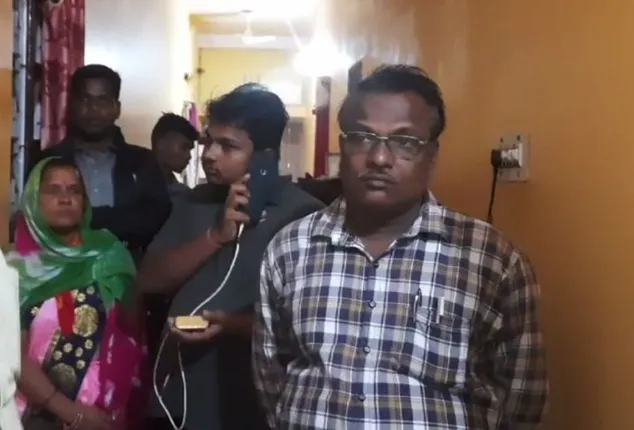 ଝରକା ତାଡ଼ିଲେ ଦୁର୍ବୃତ୍ତ: ଲୁଟି ନେଲେ ୨୦ ଲକ୍ଷ ଟଙ୍କାର ସୁନାଗହଣା