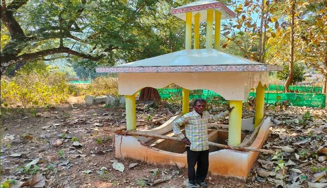 ବଞ୍ଚିବା ଅବସ୍ଥାରେ ନିଜ ପାଇଁ ସମାଧି ଗଢ଼ି ଚର୍ଚ୍ଚାରେ ଆଦିବାସୀ ଦମ୍ପତି 