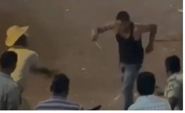 ଜନଗହଳିପୂର୍ଣ୍ଣ ବଜାରରେ ଛୁରୀ ଧରି ଧମକ ଦେବା ପଡ଼ିଲା ମହଙ୍ଗା, ଫିଲ୍ମ୍ ଷ୍ଟାଇଲରେ ଗୁଳି ଚଳାଇ ଅଭିଯୁକ୍ତକୁ ସାବାଡ୍ କଲା ପୁଲିସ୍