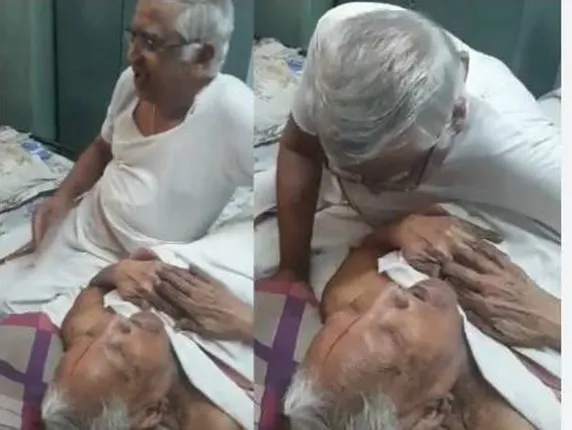 ୧୦୫ବର୍ଷର ବାପା ବିଛଣାରେ ପଡ଼ିଥିବା ବେଳେ ଖୁସି କରିବା ପାଇଁ ଏଭଳି କାମ କରୁଛନ୍ତି ୭୪ବର୍ଷର ପୁଅ