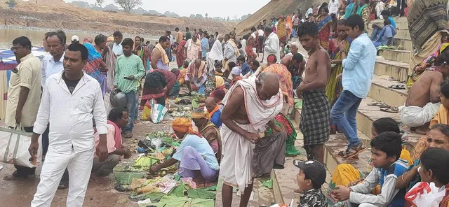 ଦଶାଶ୍ୱମେଧ ଘାଟରେ ବାରୁଣୀ ସ୍ନାନ କଲେ ସହସ୍ରାଧିକ ଶ୍ରଦ୍ଧାଳୁ