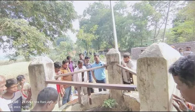 କାମରେ ଆସୁନି ନଳକୂପ, ଷ୍ଟାଣ୍ଡ ପୋଷ୍ଟ