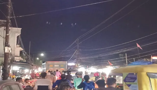 ନାହିଁ ଭେଣ୍ଡିଂ ଜୋନ୍‌, ହାଟ ପାଳିରେ ରାସ୍ତା ଜାମ୍‌