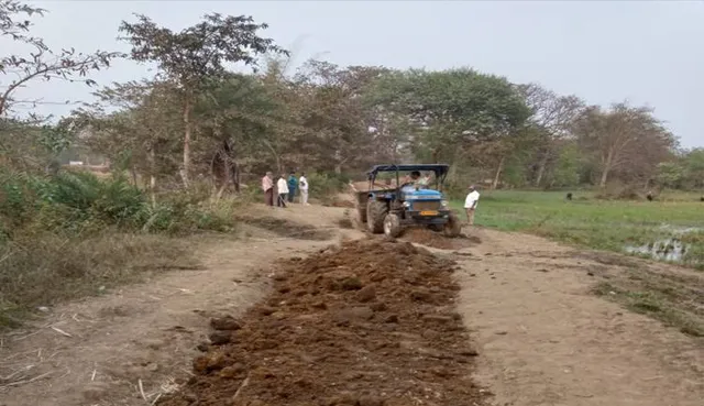 ପ୍ରଶାସନ ଉପରୁ ତୁଟିଲା ଭରସା: ନିଜ ଖର୍ଚ୍ଚରେ ରାସ୍ତା ସଜାଡ଼ିଲେ ସମିତି ସଭ୍ୟ