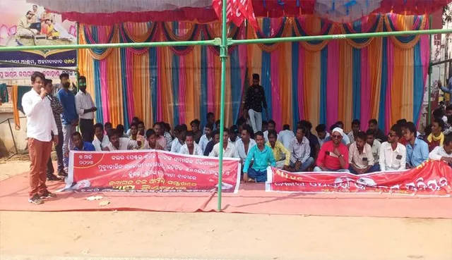 ବ୍ଲକ୍ ଅଫିସ୍‌ ଆଗରେ ‘କଲର୍‌ ୱାର୍କର୍ସ ୟୁନିଅନ’ର ବିକ୍ଷୋଭ