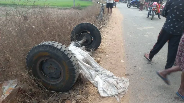 ଗଛରେ ପିଟି ହେଲା ପିକଅପ ଭ୍ୟାନ୍: ଜଣେ ମୃତ, ୨ ଗୁରୁତର