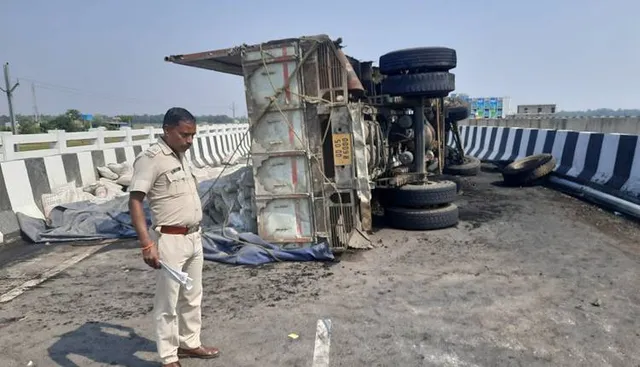 ସିମେଣ୍ଟ ବୋଝେଇ ଟ୍ରକ ଓଲଟି ଜଳିଗଲା