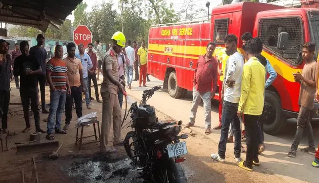 ରାସ୍ତା ଉପରେ ଜଳିଗଲା ବାଇକ୍‌