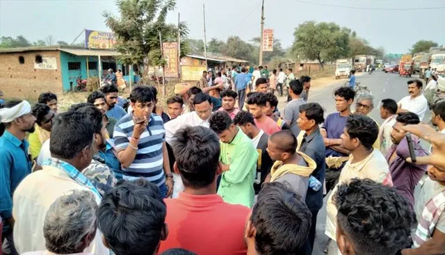 ଭ୍ୟାନ୍‌ ଧକ୍କାରେ ଦୁଇ ଯୁବକଙ୍କ ମୃତ୍ୟୁ ଘଟଣା: କ୍ଷତିପୂରଣ ଦାବିରେ ରାସ୍ତା ଅବରୋଧ