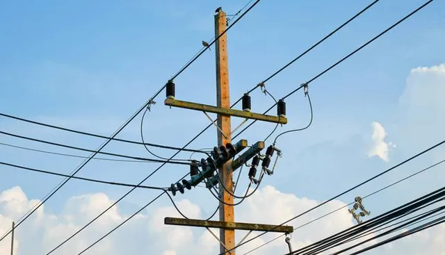 ବିଦ୍ୟୁତ୍‌ ଖୁଣ୍ଟରୁ ପଡ଼ି କର୍ମଚାରୀ ଗୁରୁତର, ଚପାଇ ଦେବାକୁ ଉଦ୍ୟମ