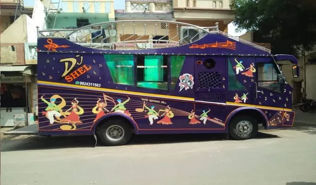 ଡିଜେ ଓଲଟି ୪, ପୋଡ଼ି ଯାଇ ଜଣେ ଆହତ