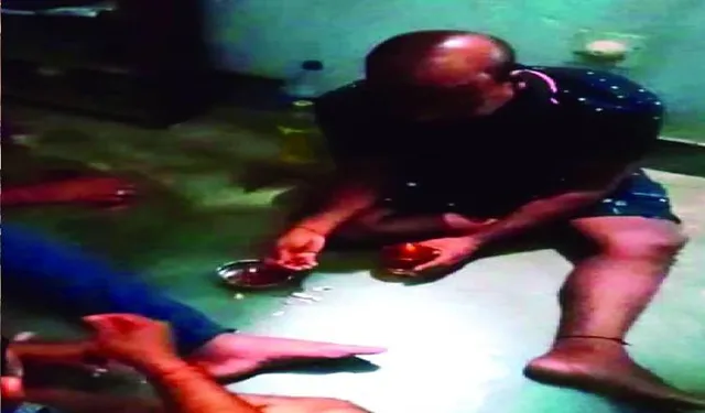 ଫାଣ୍ଡି ଭିତରେ ପୁଲିସ୍‌ କର୍ମଚାରୀଙ୍କ ମଦ ଆସର