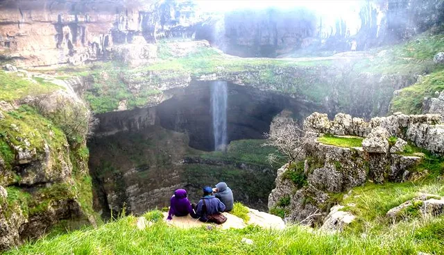 ଗୁମ୍ଫା ଭିତରେ ଜଳପ୍ରପାତ