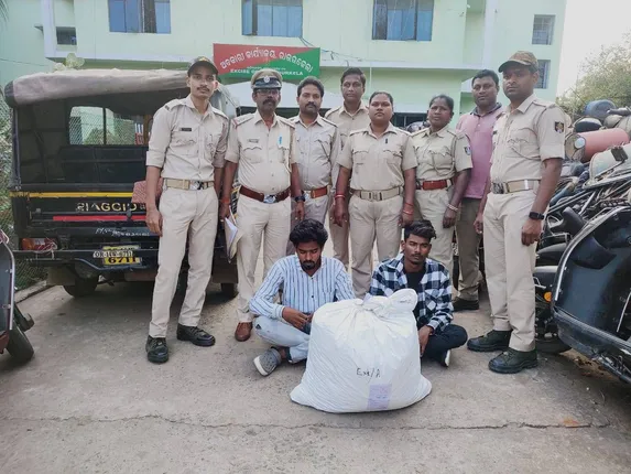 ଗଞ୍ଜେଇ ଚାଲାଣ କରୁଥିଲେ ମାମୁଁ-ଭଣଜା, ରେଳ ଷ୍ଟେସନରେ ୧୭.୧୯୫ କେଜି ଗଞ୍ଜେଇ ଜବତ