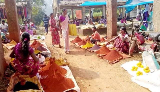 ରଙ୍ଗମାଟିର ହାଟ : ଏଠି ମାଟିଘରର କାନ୍ଥ ରଙ୍ଗେଇବାକୁ ବିକ୍ରିହୁଏ ରଙ୍ଗିନ ମାଟି