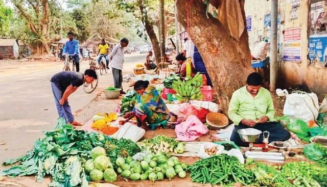 ରାସ୍ତାକଡ଼ରେ ବ୍ୟବସାୟୀ: ଭେଣ୍ଡିଂ ଜୋନ୍‌ ସାତସପନ