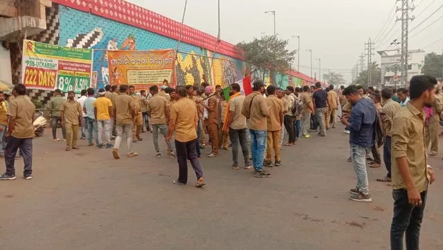 ଷ୍ଟିଅରିଂ ଛାଡ଼ ଆନ୍ଦୋଳନ: ରାସ୍ତାକୁ ଓହ୍ଲାଇଲେ ଡ୍ରାଇଭର, ଅଟକାଇଲେ ହଳଦିଆ ନମ୍ବର ଥିବା ଗାଡ଼ି