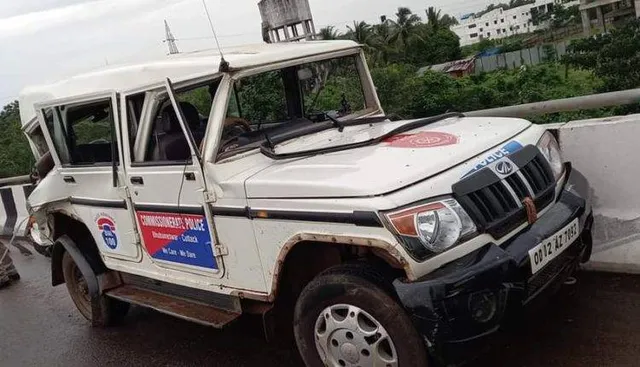ପୁଲିସ୍ ପାଟ୍ରୋଲିଂ ଗାଡ଼ି ଦୁର୍ଘଟଣାଗ୍ରସ୍ତ
