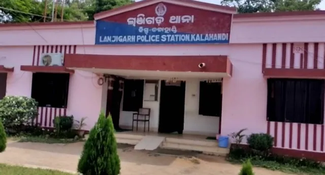 ବାପା-ଝିଅ ସମ୍ପର୍କରେ କଳଙ୍କ: ୧୨ ବର୍ଷର ଝିଅକୁ ଦୁଷ୍କର୍ମ, ଅଭିଯୁକ୍ତ ବାପ କୋର୍ଟ ଚାଲାଣ