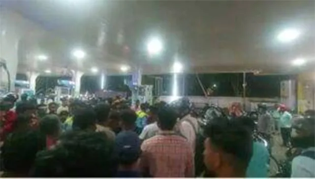 ପେଟ୍ରୋଲ୍ ପମ୍ପରେ ଫାର୍ସା ମାଡ଼, ୪ ଆହତ; ଲୋକେ ନିଧୂର୍ମ୍‌ ଛେଚିଲେ, ପୁଲିସ ଜିମାଦେଲେ