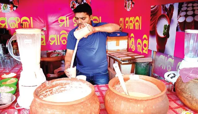 ବଢ଼ିଲାଣି ତାତି : ଚାହିଦାରେ ଦେଶୀ ଥଣ୍ଡାପାନୀୟ ଆଖୁରସ, ମାଟିହାଣ୍ଡି ଲସି ଓ ଲେମ୍ବୁ ସରବତ