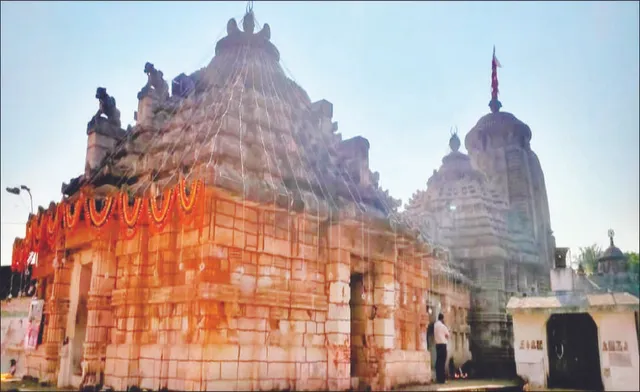 ୪ ଦିନ ହେଲା ତାଲାବନ୍ଦୀରେ ଠାକୁର: କପି‌ଳେଶ୍ବର ମନ୍ଦିରରେ ଶୁଖୁଲି ଭୋଗ ପ୍ରସ୍ତାବକୁ ବି ଫୁ’; ଡରୁଛି ପ୍ରଶାସନ!