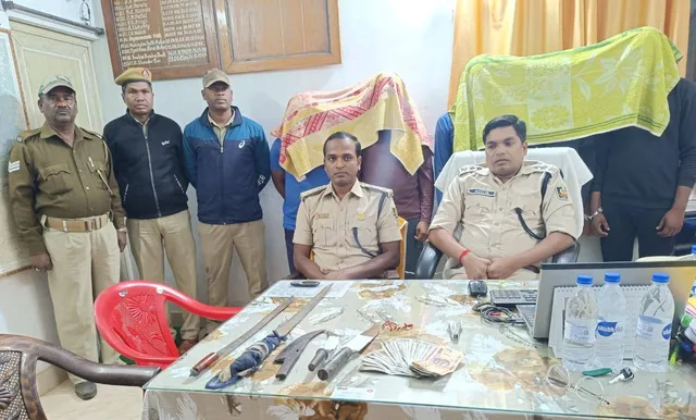 ଡକାୟତି ଘଟଣାରେ ୫ ଗିରଫ; ଜଣେ ଫେରାର, ୧୯ ଗ୍ରାମ୍‌ ସୁନା ଗହଣା ଓ ନଗଦ ୧୭ ହଜାର ଜବତ