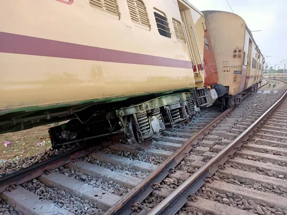 ପୁରୀ-ଗୁଣୁପୁର ଏକ୍ସପ୍ରେସ୍‌ ଟ୍ରେନ୍‌ ଲାଇନ୍‌ଚ୍ୟୁତ