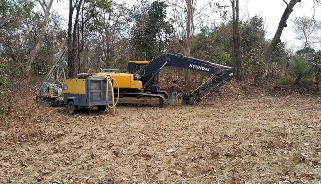 କ୍ରସର ଓ ପଥର କ୍ବାରିରେ ପ୍ରଶାସନର ଚଢ଼ଉ: ଡ୍ରିଲ୍‌ ମେସିନ, କମ୍ପ୍ରେସର ଓ ଏକ୍ସାଭେଟର ଜବତ
