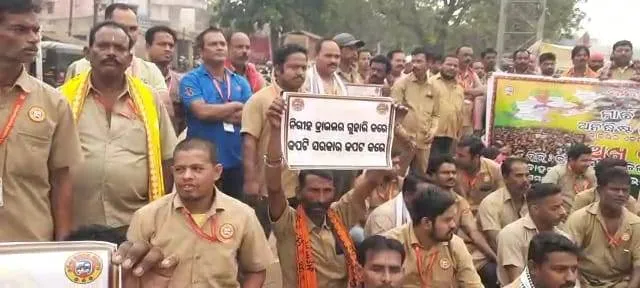 ଷ୍ଟିଅରିଂ ଛାଡ଼ ଆନ୍ଦୋଳନ: ବସ୍‌ଷ୍ଟାଣ୍ଡରୁ ବାହାରିପାରୁନି ବସ୍‌, ରାସ୍ତାରେ ଗାଡ଼ିକୁ ଅପେକ୍ଷା କରିଛନ୍ତି ଯାତ୍ରୀ