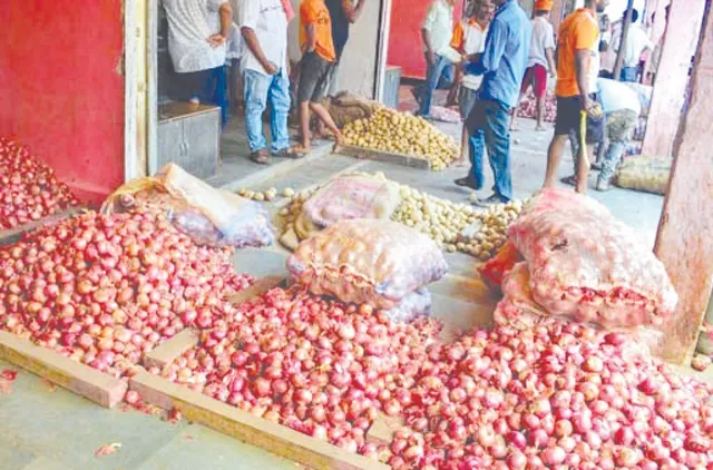 ବ୍ୟବସାୟୀ ମାଲାମାଲ୍‌, ପିଆଜ ହୋଲ୍‌ସେଲ୍‌ରେ କିଲୋ ୧୨, ଖାଉଟି କିଣୁଛନ୍ତି ୨୦ଟଙ୍କାରେ