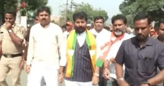 କର୍ଣ୍ଣାଟକ : ନିର୍ବାଚନ ପାଖେଇ ଆସୁଥିବାବେଳେ ବିଜେପିରେ ବଢୁଛି ଗୋଷ୍ଠୀ କନ୍ଦଳ, ୟେଦ୍ୟୁରାପ୍ପାଙ୍କୁ ଘେରାଉ କଲେ ଦଳୀୟ କର୍ମୀ