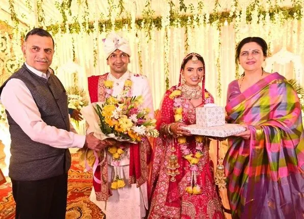 ସହକର୍ମଚାରୀଙ୍କୁ ବିବାହ କରିଥିବାରୁ ଦମ୍ପତିଙ୍କ ଉପରେ ଖୁସି ହେଲେ କମ୍ପାନି ମାଲିକ, କଲେ ଏଭଳି କାମ