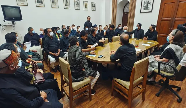 କଂଗ୍ରେସର ‘କଳା ସାର୍ଟ’ ବୈଠକରେ ‘ତୃଣମୂଳ କଂଗ୍ରେସ’ର ୨ ସଦସ୍ୟଙ୍କ ଆକସ୍ମିକ ଯୋଗଦାନ