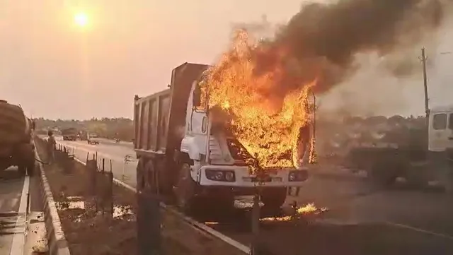 ଜଳିଗଲା ଚିପ୍ସ ବୋଝେଇ ଟ୍ରକ୍‌