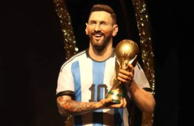 ମାରାଡୋନା, ପେଲେଙ୍କ କଡ଼ରେ ମେସିଙ୍କ ପ୍ରତିମୂର୍ତ୍ତି