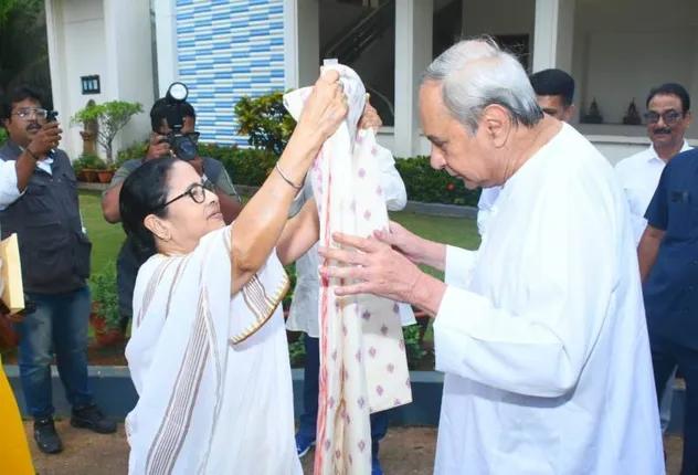 ନବୀନ ନିବାସରେ ପହଞ୍ଚି ମୁଖ୍ୟମନ୍ତ୍ରୀଙ୍କୁ ଭେଟିଲେ ପଶ୍ଚିମବଙ୍ଗ ମୁଖ୍ୟମନ୍ତ୍ରୀ ମମତା ବାନାର୍ଜୀ