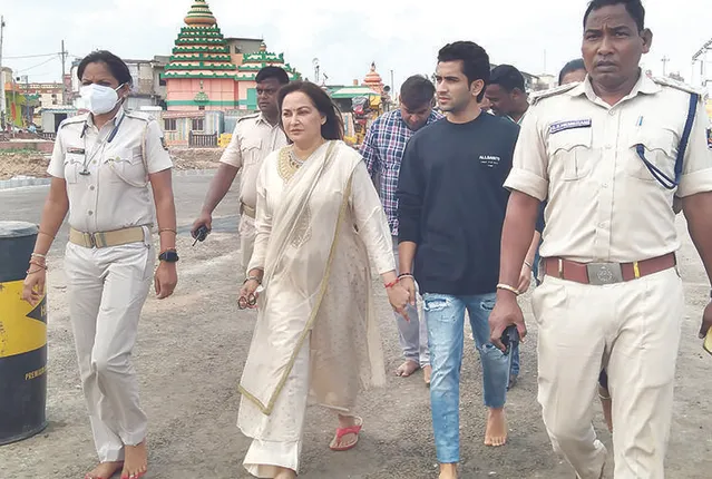 ମହାପ୍ରଭୁଙ୍କ ଦର୍ଶନ କ‌ଲେ ଜୟପ୍ରଦା