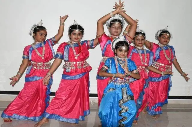 ଆଦିତ୍ୟ ବିର୍ଲା ପବ୍ଲିକ ସ୍କୁଲର ମେଗା ଫନ୍ ଆଣ୍ଡ ଫିଟ୍‌ନେସ୍‌ ଶିବିରରେ ଓଡ଼ିଶୀ ନୃତ୍ୟ ପରିବେଷଣ ଅବସରରେ ଛାତ୍ରଛାତ୍ରୀ।