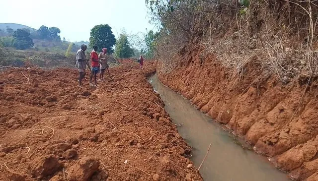 ନିଜେ ଖୋଳିଲେ ଦେଢ କିମି କେନାଲ, ନିଜ ଜମିକୁ ପାଣି ଆଣିଲେ ଗ୍ରାମବାସୀ