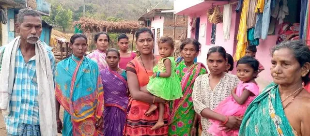 ରାସ୍ତା ମଝିରେ ନଳକୂପ, ହେଲେ ପାଣି ପାଇଁ ଡହଳ ବିକଳ ହେଉଛନ୍ତି ଗ୍ରାମବାସୀ